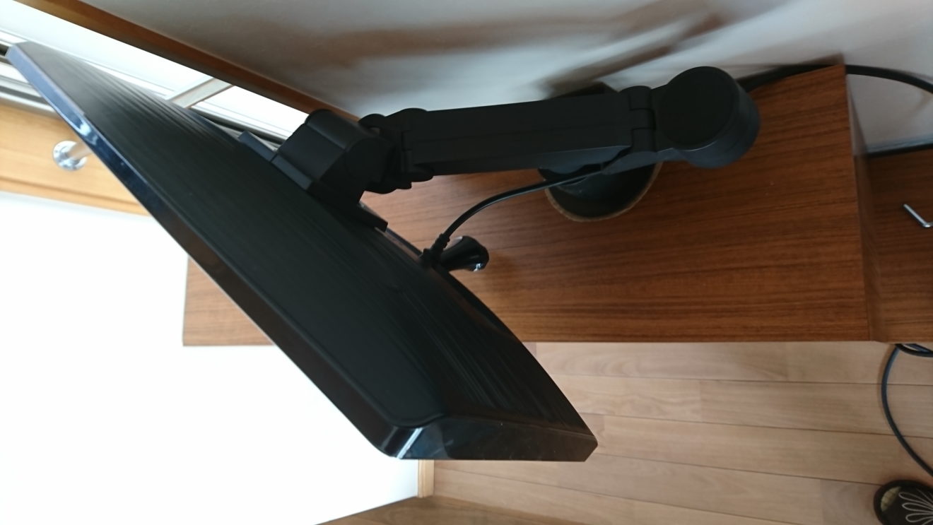 自室ベッドサイドテーブルZERO DESK 1100と液晶モニターアームの設置位置の変更
