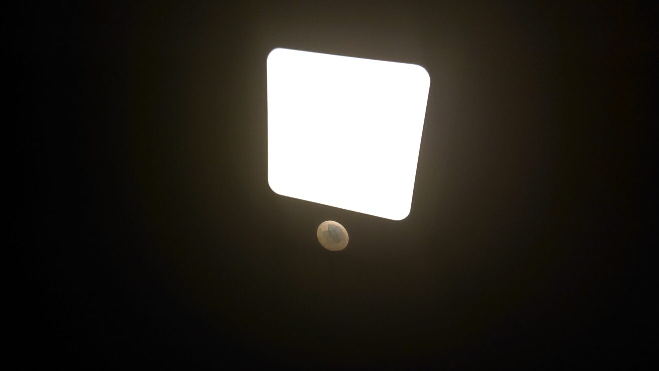 Ryuits コンセント式 センサーライトの取り付け～シアタールームの簡易照明に～